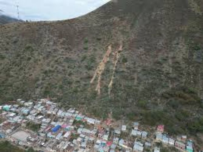 Huánuco: deslizamiento de cerro sepulta casas y deja otras 100 en riesgo en Ambo